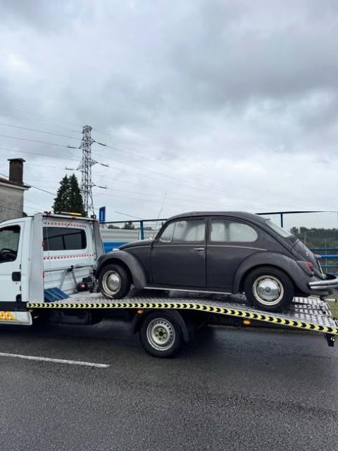 Volkswagen Carocha transportado na plataforma