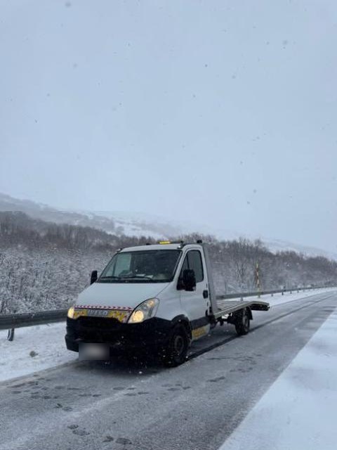 Camião de reboque numa estrada com neve