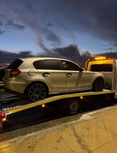 Carro em cima da plataforma da GP Reboque ao fim do dia